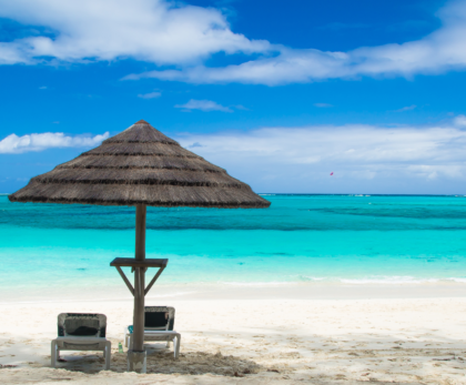 Turks & Caicos beach paradise – A stunning view of powder-soft white sand, turquoise waters, and clear blue skies, capturing the beauty of one of the world’s most pristine beaches.