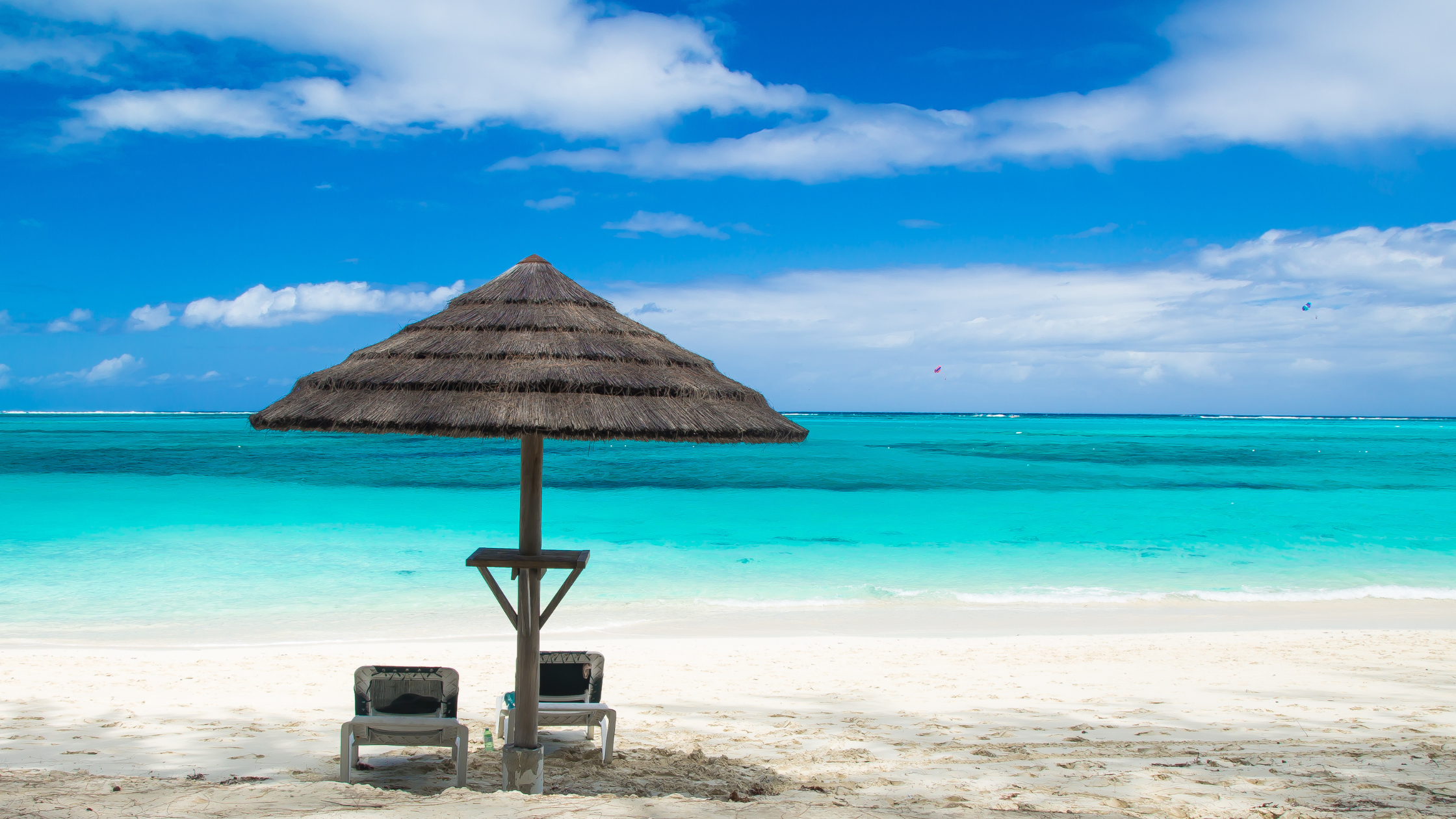 Turks & Caicos beach paradise – A stunning view of powder-soft white sand, turquoise waters, and clear blue skies, capturing the beauty of one of the world’s most pristine beaches.